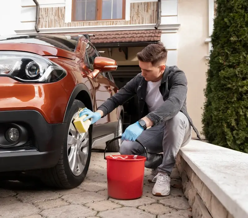 Lavage auto à domicile Les Sauvages : professionnel intervenant sur un véhicule
